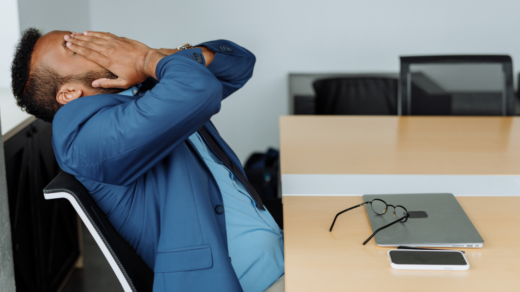 avocat en burn out qui se frotte le visage comme il n'en peut plus